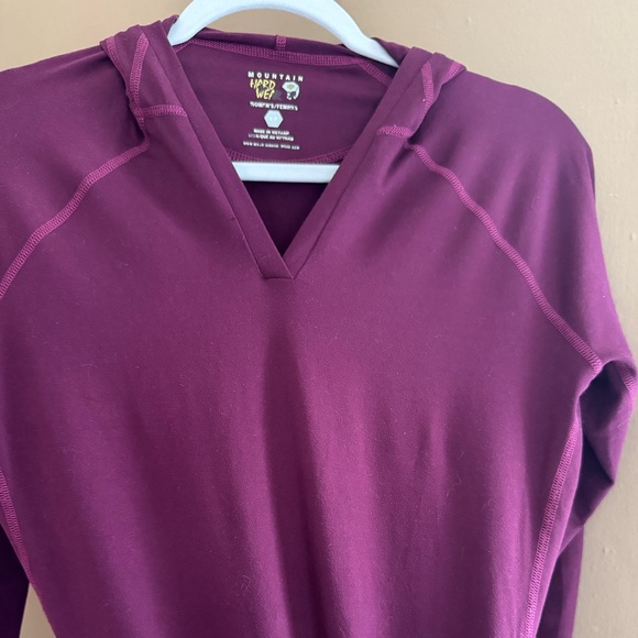 Mountain Hardware Buttery Top Base Layer with Hood and Thumb Holes Burgandy Yoga - Picture 12 of 13